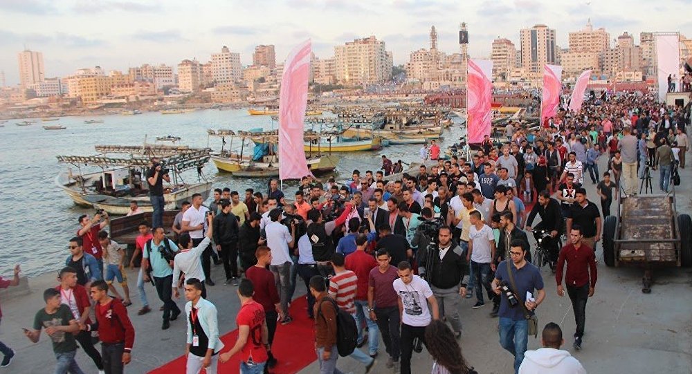 الفلسطينيون يمشون على “السجادة الحمراء” في ميناء غزة